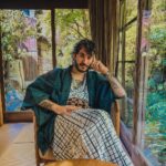 Ismael Prego Instagram - Hace ya tres semanas desde que volví de mi ultimo viaje a Japón y no he podido ponerme a seleccionar fotos y vídeos hasta ahora. Pero bueno, al lío. Esta vez, visité Kinosaki-onsen por primera vez. Un pueblo con un montón de Onsens al aire libre donde dejan entrar a la gente tatuada sin ningún tipo de problema. Os lo recomiendo encarecidamente, además si os quedáis en algún hotel de la zona os dan un free pass para ir a todos los baños termales del pueblo. La verdad es que la experiencia ha sido completamente mágica gracias al Ryokan (hotel tradicional japonés) que encontramos en @kayak, donde conseguimos una habitación gigantesca con vistas a un jardín precioso y nos cuidaban hasta el punto de traernos la comida a la habitación. Todo ello por mucho menos de lo que os podéis imaginar (#ad 😘). En breves os subo más cosillas, aunque voy ahogado en trabajo y vuelvo a necesitar unas vacaciones, ¿preparamos las siguientes @kayak?