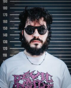 Ismael Prego Instagram - Lo lograron, lo consiguieron. Me detuvieron… de usar las mismas gafas que llevo utilizando todos estos años. Muchas gracias a las autoridades de @lool_eyewear por ayudarme con mi objetivo de conseguir toda la estética de un cereal killer de esos de documental de Netflix. #lool #looleyewear