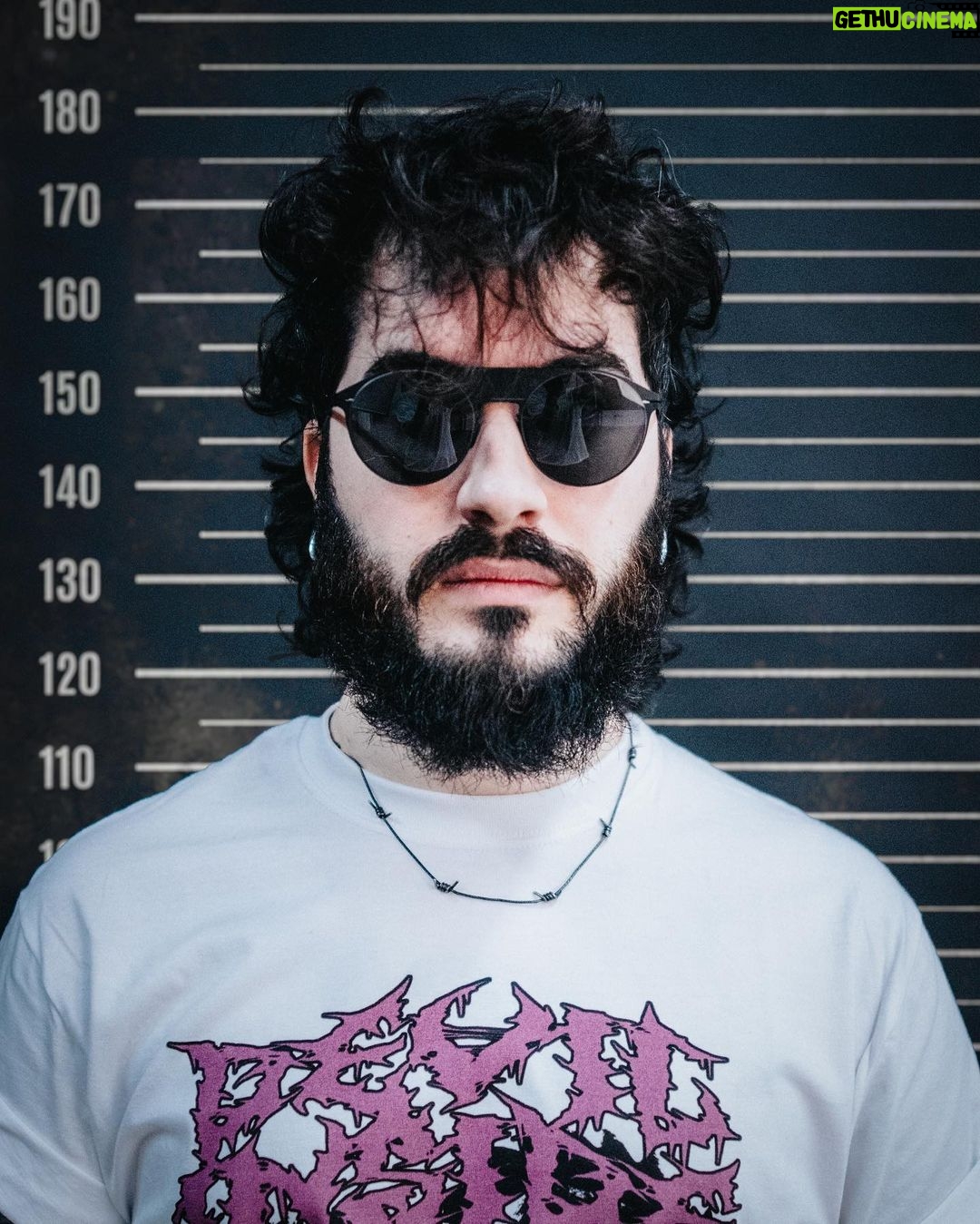 Ismael Prego Instagram - Lo lograron, lo consiguieron. Me detuvieron… de usar las mismas gafas que llevo utilizando todos estos años. Muchas gracias a las autoridades de @lool_eyewear por ayudarme con mi objetivo de conseguir toda la estética de un cereal killer de esos de documental de Netflix. #lool #looleyewear