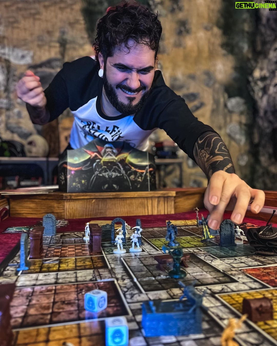 Ismael Prego Instagram - Mañana me toca estrenarme como máster de #HeroQuest en una partida con unos mens que dicen ser streamers. Espero no ponérselo muy hardcore y convertir esto en el Dark Souls de los juegos de tabla. Por cierto, miniatura del Hechicero del Terror que veis en las fotos la he pintado yo para la ocasión y es la primera vez que pinto una miniatura. ¿Qué os parece? ¿Os pinto unas cuantas más? @hasbrofans_es #ad