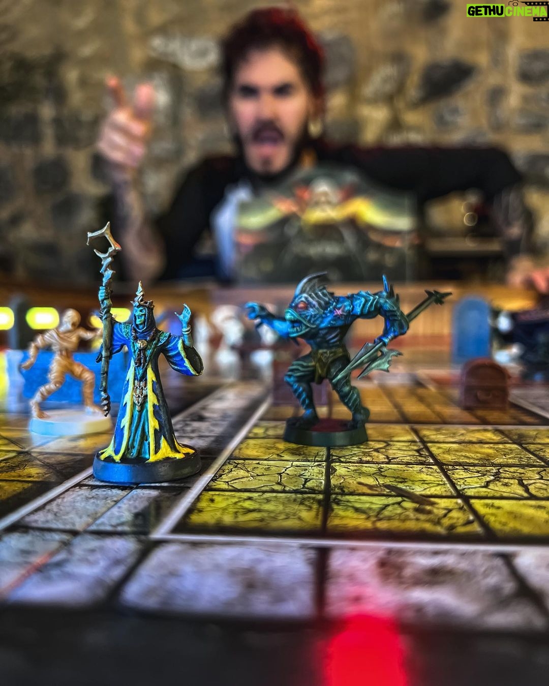 Ismael Prego Instagram - Mañana me toca estrenarme como máster de #HeroQuest en una partida con unos mens que dicen ser streamers. Espero no ponérselo muy hardcore y convertir esto en el Dark Souls de los juegos de tabla. Por cierto, miniatura del Hechicero del Terror que veis en las fotos la he pintado yo para la ocasión y es la primera vez que pinto una miniatura. ¿Qué os parece? ¿Os pinto unas cuantas más? @hasbrofans_es #ad