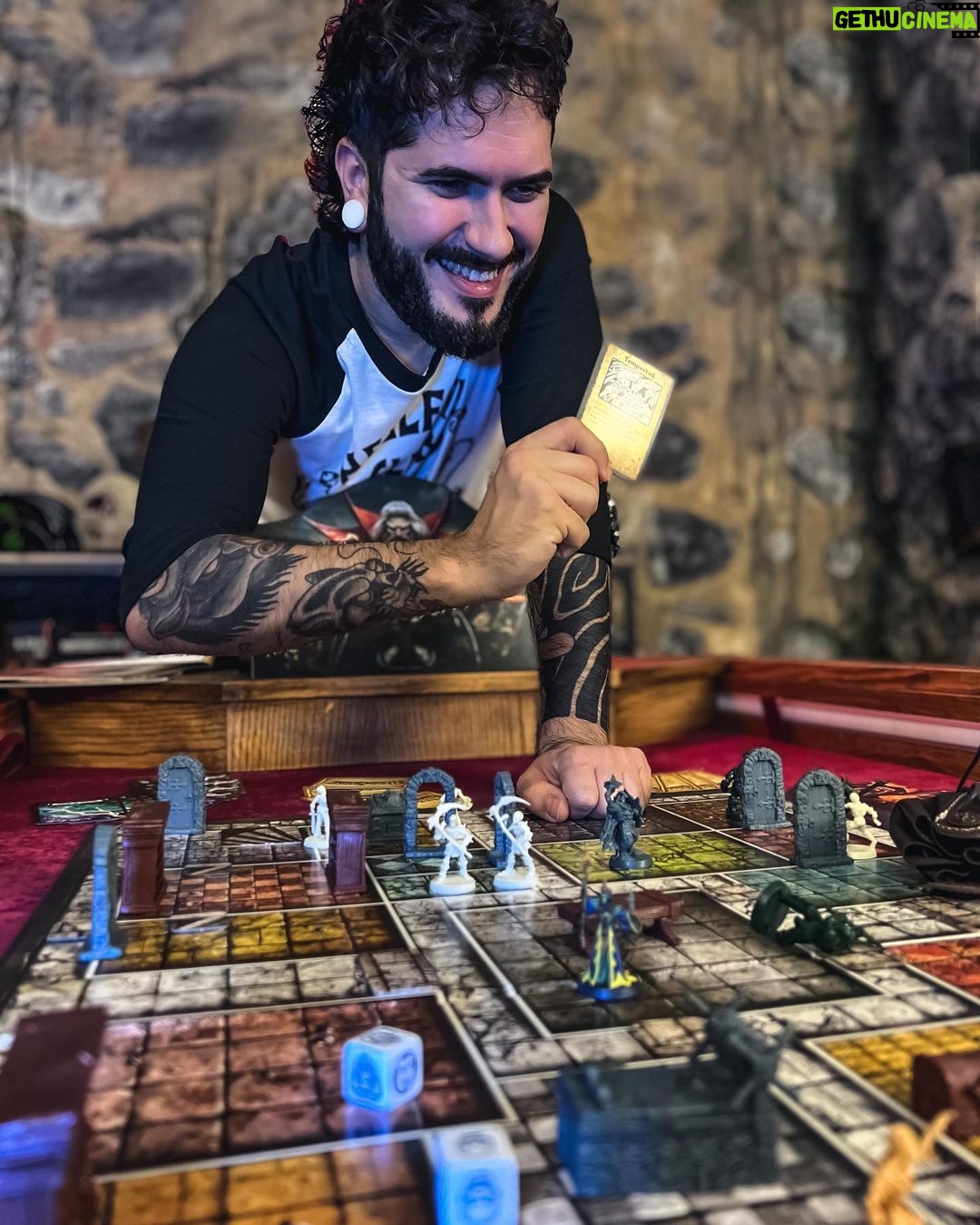 Ismael Prego Instagram - Mañana me toca estrenarme como máster de #HeroQuest en una partida con unos mens que dicen ser streamers. Espero no ponérselo muy hardcore y convertir esto en el Dark Souls de los juegos de tabla. Por cierto, miniatura del Hechicero del Terror que veis en las fotos la he pintado yo para la ocasión y es la primera vez que pinto una miniatura. ¿Qué os parece? ¿Os pinto unas cuantas más? @hasbrofans_es #ad