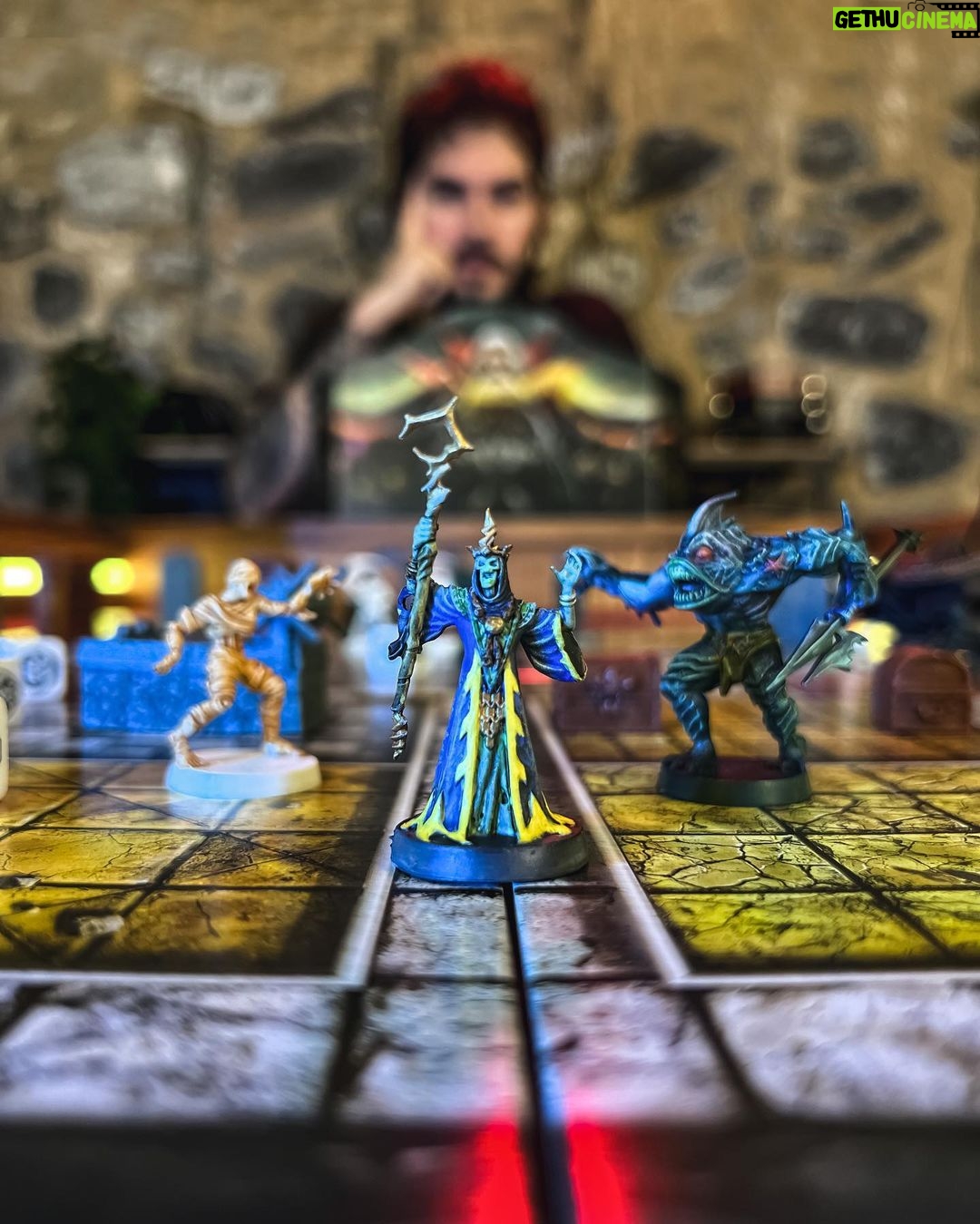 Ismael Prego Instagram - Mañana me toca estrenarme como máster de #HeroQuest en una partida con unos mens que dicen ser streamers. Espero no ponérselo muy hardcore y convertir esto en el Dark Souls de los juegos de tabla. Por cierto, miniatura del Hechicero del Terror que veis en las fotos la he pintado yo para la ocasión y es la primera vez que pinto una miniatura. ¿Qué os parece? ¿Os pinto unas cuantas más? @hasbrofans_es #ad