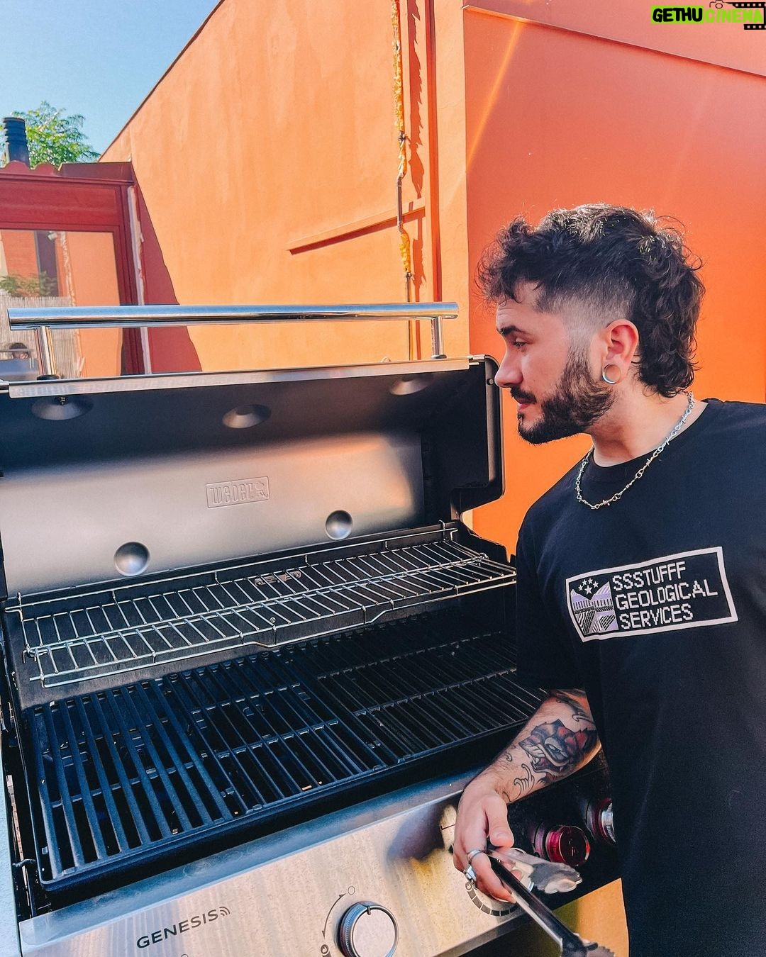 Ismael Prego Instagram - FINALIZADO! Ganadora: @graciamontero Habemus nueva Barbacoa! Sabéis que como buen señor mayor que apenas sale de su casa uno de mis planes favoritos es invitar a colegas para cocinarles una buena parrillada y echar unos jueguitos de mesa. Pues bien. La gente de @weberespana sabe bien esto y me ha mandado la nueva barbacoa de gas inteligente GENESIS SX-435. Ahora vosotros podéis conseguir una también en este post ya que os traigo un sorteo entre todos los que hagáis lo siguiente: 1. Seguir la cuenta de Instagram de @weberespana y @wismichu. 2. Comentar esta publicación del sorteo mencionando a un mínimo de dos amigos en un comentario. #weberespana #weber #grill #bbq #sorteo