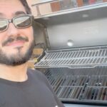 Ismael Prego Instagram - FINALIZADO! Ganadora: @graciamontero Habemus nueva Barbacoa! Sabéis que como buen señor mayor que apenas sale de su casa uno de mis planes favoritos es invitar a colegas para cocinarles una buena parrillada y echar unos jueguitos de mesa. Pues bien. La gente de @weberespana sabe bien esto y me ha mandado la nueva barbacoa de gas inteligente GENESIS SX-435. Ahora vosotros podéis conseguir una también en este post ya que os traigo un sorteo entre todos los que hagáis lo siguiente: 1. Seguir la cuenta de Instagram de @weberespana y @wismichu. 2. Comentar esta publicación del sorteo mencionando a un mínimo de dos amigos en un comentario. #weberespana #weber #grill #bbq #sorteo