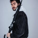 Ismael Prego Instagram – Kasa-obake

Según la mitología japonesa, los objetos que llevan 100 años sin usarse, se transforman en un yōkai.
Los paraguas, en concreto, se transforman en un Karakasa-obake. Un Monstruo con un solo ojo y una gran lengua que persigue a su dueño original años más tarde.

Esta, es nuestra interpretación del mito. Ideado por el equipo de @oniclothingcom, dibujado por el mismísimo @joelabad y fabricado por @lafabricadeparaguascarballo.

Ya a la venta en www.ONICLOTHING.com