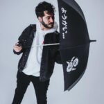 Ismael Prego Instagram – Kasa-obake

Según la mitología japonesa, los objetos que llevan 100 años sin usarse, se transforman en un yōkai.
Los paraguas, en concreto, se transforman en un Karakasa-obake. Un Monstruo con un solo ojo y una gran lengua que persigue a su dueño original años más tarde.

Esta, es nuestra interpretación del mito. Ideado por el equipo de @oniclothingcom, dibujado por el mismísimo @joelabad y fabricado por @lafabricadeparaguascarballo.

Ya a la venta en www.ONICLOTHING.com