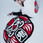 Ismael Prego Instagram – DARUMA

Uno de los más conocidos amuletos de la cultura japonesa. Quien tiene un propósito y obtiene un Daruma debe pintarle uno de sus ojos y trabajar duro para conseguirlo. Una vez logrado, y en señal de agradecimiento, se le debe pintar el ojo restante.
Es importante no confundir el término propósito con el deseo. Nuestro objetivo debe de ser algo realista que podamos conseguir con esfuerzo y dedicación. Y es que la filosofía detrás de este amuleto es que siempre y cuando nos esforcemos, nuestros objetivos terminan cumpliéndose.

Nuevo drop en @oniclothingcom 

Compra en www.ONICLOTHING.com