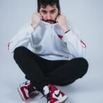Ismael Prego Instagram – DARUMA

Uno de los más conocidos amuletos de la cultura japonesa. Quien tiene un propósito y obtiene un Daruma debe pintarle uno de sus ojos y trabajar duro para conseguirlo. Una vez logrado, y en señal de agradecimiento, se le debe pintar el ojo restante.
Es importante no confundir el término propósito con el deseo. Nuestro objetivo debe de ser algo realista que podamos conseguir con esfuerzo y dedicación. Y es que la filosofía detrás de este amuleto es que siempre y cuando nos esforcemos, nuestros objetivos terminan cumpliéndose.

Nuevo drop en @oniclothingcom 

Compra en www.ONICLOTHING.com
