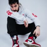 Ismael Prego Instagram – DARUMA

Uno de los más conocidos amuletos de la cultura japonesa. Quien tiene un propósito y obtiene un Daruma debe pintarle uno de sus ojos y trabajar duro para conseguirlo. Una vez logrado, y en señal de agradecimiento, se le debe pintar el ojo restante.
Es importante no confundir el término propósito con el deseo. Nuestro objetivo debe de ser algo realista que podamos conseguir con esfuerzo y dedicación. Y es que la filosofía detrás de este amuleto es que siempre y cuando nos esforcemos, nuestros objetivos terminan cumpliéndose.

Nuevo drop en @oniclothingcom 

Compra en www.ONICLOTHING.com