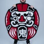 Ismael Prego Instagram – DARUMA

Uno de los más conocidos amuletos de la cultura japonesa. Quien tiene un propósito y obtiene un Daruma debe pintarle uno de sus ojos y trabajar duro para conseguirlo. Una vez logrado, y en señal de agradecimiento, se le debe pintar el ojo restante.
Es importante no confundir el término propósito con el deseo. Nuestro objetivo debe de ser algo realista que podamos conseguir con esfuerzo y dedicación. Y es que la filosofía detrás de este amuleto es que siempre y cuando nos esforcemos, nuestros objetivos terminan cumpliéndose.

Nuevo drop en @oniclothingcom 

Compra en www.ONICLOTHING.com