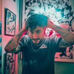 Ismael Prego Instagram – SORTEO TERMINADO, GANADORA @aidasmiler 

Una de mis cosas favoritas que tengo por casa es este “Have a Nice Day” de @youknowmewell. ¿Os mola?
Pues prestad atención porque estamos SORTEANDO una versión “little”.

Os pongo en situación; hace dos años me perdí por Portugal y acabé en una galería de arte llena de collages con neones. 
Soy algo así como una polilla, me ponen lucecitas delante y voy de cabeza. 
Me flipó todo lo que vi, un montón de referencias populares con neones. Esa mierda estaba hecha para mi. Tenía que conseguir una de sus obras. Y así fue. 

Además de ello, también pude conocer a la persona que hay detrás y tomarme unas copas con el hace unos meses. Todo un viaje la verdad. 

El tema es que hace poco ha sacado unas versiones más accesibles de su obra, de la misma calidad y en cajas de metacrilato. Y en este post vamos a sortear una. Lo único que tenéis que hacer para participar es lo siguiente

➡️Seguir a @youknowmewell en su perfil
➡️Darle like a la foto y compartirla en stories
➡️Comentar nombrando algún personaje que reconozcáis dentro del collage y mencionando a dos amigos
(Ojo que a los que encontréis los personajes más escondidos os daré puntos extra)

Eso es todo. 
¡Mucha suerte!