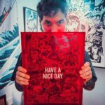 Ismael Prego Instagram – SORTEO TERMINADO, GANADORA @aidasmiler 

Una de mis cosas favoritas que tengo por casa es este “Have a Nice Day” de @youknowmewell. ¿Os mola?
Pues prestad atención porque estamos SORTEANDO una versión “little”.

Os pongo en situación; hace dos años me perdí por Portugal y acabé en una galería de arte llena de collages con neones. 
Soy algo así como una polilla, me ponen lucecitas delante y voy de cabeza. 
Me flipó todo lo que vi, un montón de referencias populares con neones. Esa mierda estaba hecha para mi. Tenía que conseguir una de sus obras. Y así fue. 

Además de ello, también pude conocer a la persona que hay detrás y tomarme unas copas con el hace unos meses. Todo un viaje la verdad. 

El tema es que hace poco ha sacado unas versiones más accesibles de su obra, de la misma calidad y en cajas de metacrilato. Y en este post vamos a sortear una. Lo único que tenéis que hacer para participar es lo siguiente

➡️Seguir a @youknowmewell en su perfil
➡️Darle like a la foto y compartirla en stories
➡️Comentar nombrando algún personaje que reconozcáis dentro del collage y mencionando a dos amigos
(Ojo que a los que encontréis los personajes más escondidos os daré puntos extra)

Eso es todo. 
¡Mucha suerte!