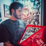 Ismael Prego Instagram – SORTEO TERMINADO, GANADORA @aidasmiler 

Una de mis cosas favoritas que tengo por casa es este “Have a Nice Day” de @youknowmewell. ¿Os mola?
Pues prestad atención porque estamos SORTEANDO una versión “little”.

Os pongo en situación; hace dos años me perdí por Portugal y acabé en una galería de arte llena de collages con neones. 
Soy algo así como una polilla, me ponen lucecitas delante y voy de cabeza. 
Me flipó todo lo que vi, un montón de referencias populares con neones. Esa mierda estaba hecha para mi. Tenía que conseguir una de sus obras. Y así fue. 

Además de ello, también pude conocer a la persona que hay detrás y tomarme unas copas con el hace unos meses. Todo un viaje la verdad. 

El tema es que hace poco ha sacado unas versiones más accesibles de su obra, de la misma calidad y en cajas de metacrilato. Y en este post vamos a sortear una. Lo único que tenéis que hacer para participar es lo siguiente

➡️Seguir a @youknowmewell en su perfil
➡️Darle like a la foto y compartirla en stories
➡️Comentar nombrando algún personaje que reconozcáis dentro del collage y mencionando a dos amigos
(Ojo que a los que encontréis los personajes más escondidos os daré puntos extra)

Eso es todo. 
¡Mucha suerte!