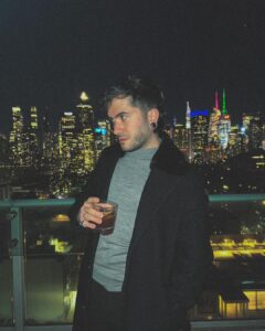 Ismael Prego Instagram - Todavía tengo un montón de fotos del viaje a NY, no pensaba que fuese a disfrutarlo tanto y la verdad es que se ha convertido en una de mis ciudades favoritas. Ojalá poder volver cada X tiempo para revisitar todos los sitios que me han enamorado junto los que me quedaron por ver. Mil gracias a @kayak_europe por ayudarme a organizarlo. Si estáis pensando en viajar próximamente, son la mejor opción, desde vuelos a hoteles tirados de precio. #ad
