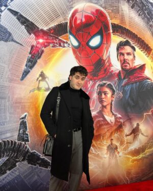 Ismael Prego Instagram - Muchachito de Montealto termina en la premiere mundial de #SpidermanNoWayhome en Los Angeles debido a casualidades del destino.
Amo mi vida, gracias por la experiencia @sonypicturesspain. 

Menuda barbaridad, de verdad. Hacia tiempo que no sentía tantas cosas en una sala de cine. Concretamente desde Infinity War. 

Y hablando de Infinity War, hemos intentado recrear la foto que nos hicimos en su premiere.