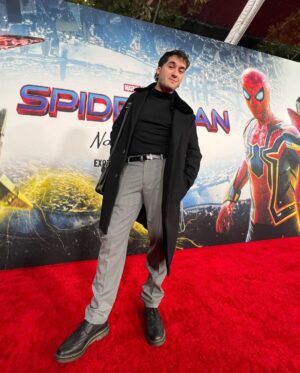 Ismael Prego Instagram - Muchachito de Montealto termina en la premiere mundial de #SpidermanNoWayhome en Los Angeles debido a casualidades del destino.
Amo mi vida, gracias por la experiencia @sonypicturesspain. 

Menuda barbaridad, de verdad. Hacia tiempo que no sentía tantas cosas en una sala de cine. Concretamente desde Infinity War. 

Y hablando de Infinity War, hemos intentado recrear la foto que nos hicimos en su premiere.