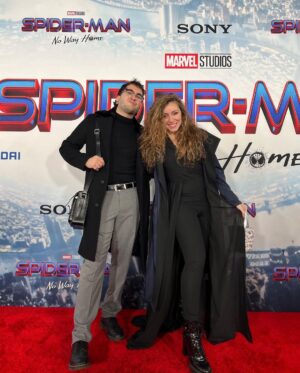 Ismael Prego Instagram - Muchachito de Montealto termina en la premiere mundial de #SpidermanNoWayhome en Los Angeles debido a casualidades del destino.
Amo mi vida, gracias por la experiencia @sonypicturesspain. 

Menuda barbaridad, de verdad. Hacia tiempo que no sentía tantas cosas en una sala de cine. Concretamente desde Infinity War. 

Y hablando de Infinity War, hemos intentado recrear la foto que nos hicimos en su premiere.