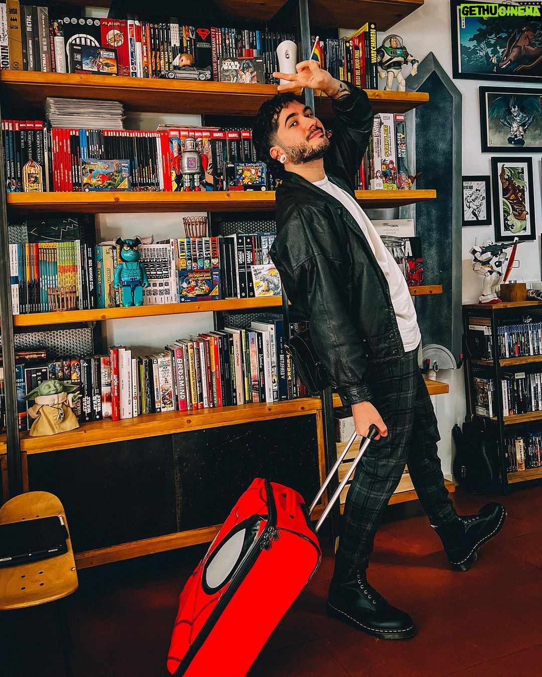 Ismael Prego Instagram - Bueno, equipaje listo. En unas horas estaré en Los Angeles para ver la premiere de no sé qué película con no sé qué de unos multiversos. Espero llevar la maleta adecuada. ¿Ustedes qué piensan?
