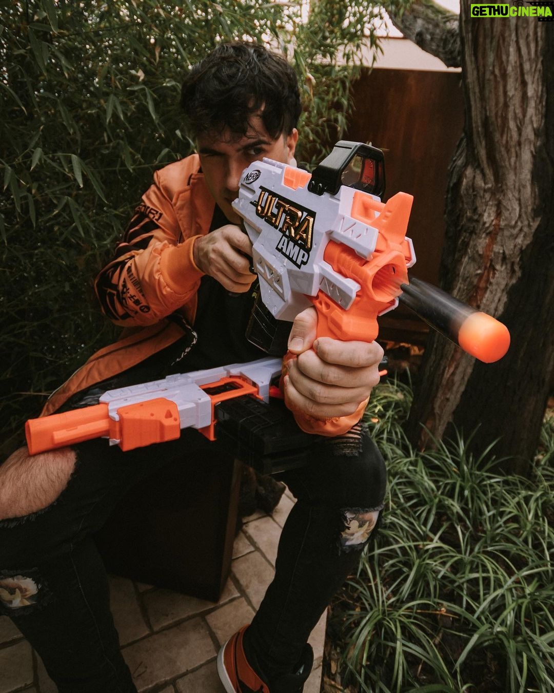 Ismael Prego Instagram - LUZ, FUEGO, DESTRUCCIÓN! El mundo puede ser una ruiiiiPerdón, quiero decir… ALCANCE, VELOCIDAD, PRECISIÓN! son las prestaciones de la nueva gama #NerfUltra, la más premium e innovadora de @nerfspain. Tu blaster de confianza para cualquier situación. #ad