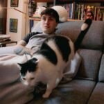 Ismael Prego Instagram - Entre tanto organizar proyectos he tenido una semana de locos así que ayer al terminar stream decidí desconectar de redes, tumbarme en el sofá con mis bichos y una mantita para tirarme toda la noche viendo Doom Patrol y mucho más en @hbomaxes, donde encontrarás #TodoLoQueAmas #HelloHBOMAX #Publi