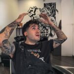 Ismael Prego Instagram - ¿Habéis visitado alguna vez @dakubarbershop? Es uno de tantos líos en los que siempre ando metido. No me gusta hablar mucho de ella porque siento que hay ciertos proyectos que deben funcionar sin depender de mi imagen pública, pero la verdad es que estoy muy orgulloso de ella. Si algún día pasáis por Barcelona y buscáis un buen corte de pelo, os aseguro que @bolivick y nuestros chicos os tratarán de la mejor manera posible y os dejarán bien guapos/as. Si lo han logrado conmigo, con vosotros será tarea fácil. Además tenemos un perrete que está loca pero es muy maja y un baño que parece un fumadero de crack dónde podéis firmar y dejarnos unas bonitas palabras. O una polla. Todo el mundo pinta una polla. No nos pintéis pollas por favor. O si, pero que sean bonitas al menos. Gracias. Dāku Barbershop