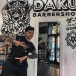 Ismael Prego Instagram - ¿Habéis visitado alguna vez @dakubarbershop? Es uno de tantos líos en los que siempre ando metido. No me gusta hablar mucho de ella porque siento que hay ciertos proyectos que deben funcionar sin depender de mi imagen pública, pero la verdad es que estoy muy orgulloso de ella. Si algún día pasáis por Barcelona y buscáis un buen corte de pelo, os aseguro que @bolivick y nuestros chicos os tratarán de la mejor manera posible y os dejarán bien guapos/as. Si lo han logrado conmigo, con vosotros será tarea fácil. Además tenemos un perrete que está loca pero es muy maja y un baño que parece un fumadero de crack dónde podéis firmar y dejarnos unas bonitas palabras. O una polla. Todo el mundo pinta una polla. No nos pintéis pollas por favor. O si, pero que sean bonitas al menos. Gracias. Dāku Barbershop