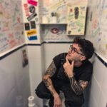Ismael Prego Instagram - ¿Habéis visitado alguna vez @dakubarbershop? Es uno de tantos líos en los que siempre ando metido. No me gusta hablar mucho de ella porque siento que hay ciertos proyectos que deben funcionar sin depender de mi imagen pública, pero la verdad es que estoy muy orgulloso de ella. Si algún día pasáis por Barcelona y buscáis un buen corte de pelo, os aseguro que @bolivick y nuestros chicos os tratarán de la mejor manera posible y os dejarán bien guapos/as. Si lo han logrado conmigo, con vosotros será tarea fácil. Además tenemos un perrete que está loca pero es muy maja y un baño que parece un fumadero de crack dónde podéis firmar y dejarnos unas bonitas palabras. O una polla. Todo el mundo pinta una polla. No nos pintéis pollas por favor. O si, pero que sean bonitas al menos. Gracias. Dāku Barbershop