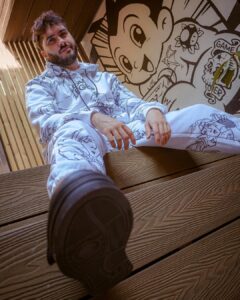 Ismael Prego Instagram - Ya tengo outfit para pegarme unos llantos cada vez que pierda una ranked SoloQ 😔✌️ Ya disponible la nueva colección de @BERSHKA x @leagueoflegends #publi