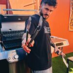 Ismael Prego Instagram – FINALIZADO! Ganadora: @graciamontero 

Habemus nueva Barbacoa! Sabéis que como buen señor mayor que apenas sale de su casa uno de mis planes favoritos es invitar a colegas para cocinarles una buena parrillada y echar unos jueguitos de mesa. Pues bien. La gente de @weberespana sabe bien esto y me ha mandado la nueva barbacoa de gas inteligente GENESIS SX-435.

Ahora vosotros podéis conseguir una también en este post ya que os traigo un sorteo entre todos los que hagáis lo siguiente:

1. Seguir la cuenta de Instagram de @weberespana y @wismichu.
2. Comentar esta publicación del sorteo mencionando a un mínimo de dos amigos en un comentario.

#weberespana #weber #grill #bbq #sorteo