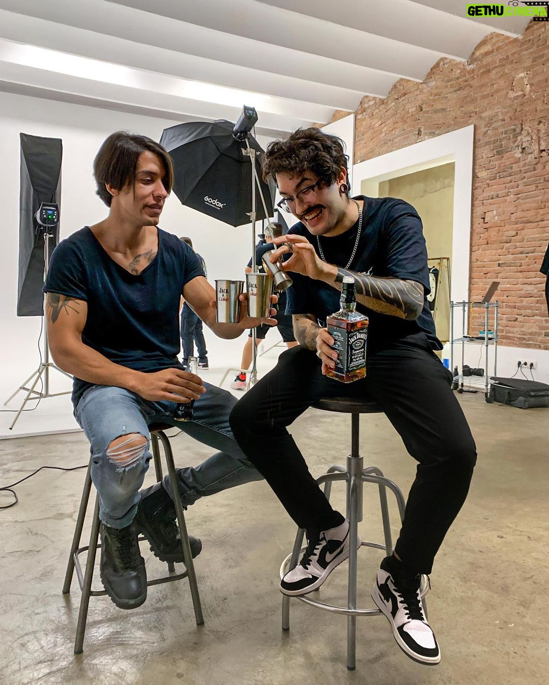 Ismael Prego Instagram - Cualquier momento es bueno para compartir un Jack & Coke, el pasado viernes tuvimos que hacer la sesión de fotos para oni y me dispuse a animarla un poquito. Os traigo un sorteo del pack de la colaboración entre dos marcas icónicas Jack Daniel 's y Coca-Cola, con las que disfrutar de grandes momentos junto a tus amigos más auténticos y hacer que cada momento valga la pena #MakeItCount Si queréis conseguir un pack como el que a mi me han enviado, lo único que tenéis que hacer es: Seguir la cuenta @jackdaniels_es Dar “ME GUSTA” al post del sorteo en la cuenta de Jack Daniel’s Comentar con qué 2 amigos os haríais un Jack & Coke ¡Mucha suerte y a disfrutar! @JACKDANIELS_ES / #JACKANDCOKEANDFRIENDS / #MAKEITCOUNT / #PUBLI / #18+