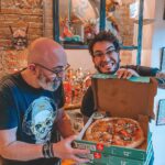 Ismael Prego Instagram - Hoy estoy de doble papa-celebración. Primero, porque ha venido mi papá a visitarme y segundo porque Papa Johns cumple 5 años. Para celebrarlo, vamos a SORTEAR 40 PIZZAS del mayor tamaño para todos vosotros. Lo único que tenéis que hacer para participar es: -Seguirnos a ambos (@papajohns_es ) -Comentar mencionando a dos amigos y diciendo la pizza que te vas a pedir cuando ganes. Que aproveche, gentuza! #publi