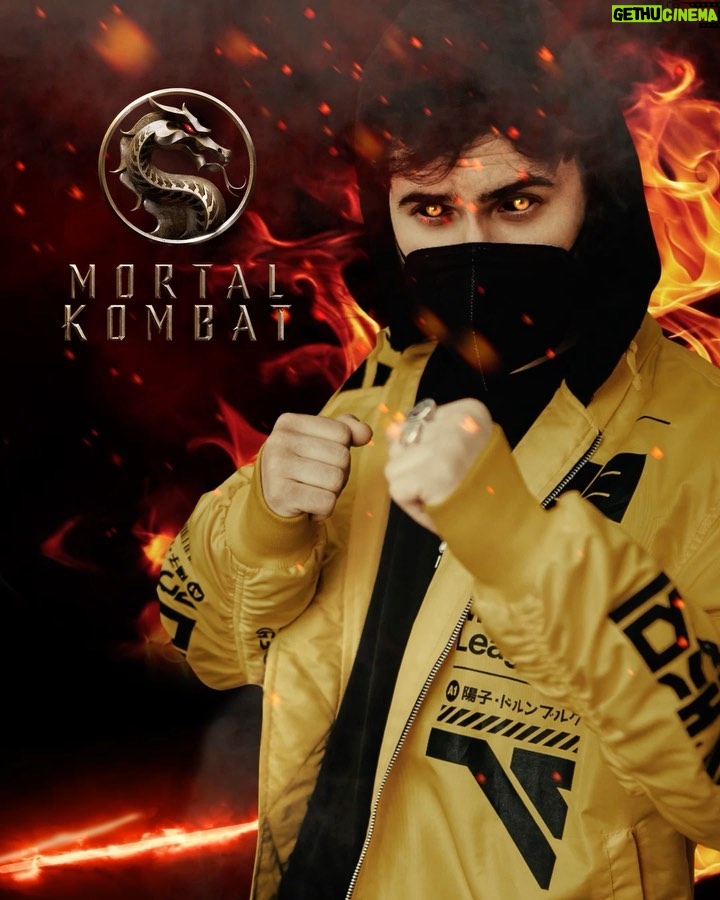 Ismael Prego Instagram - MORTAL KOMBAT π LA PUTA MEJOR PELI π Aprovechando que ya estΓ‘ en cines la nueva de #MortalKombat me he hecho un outfit inspirado en Scorpion π @warnerbrosspain #patrocinadoporwarnerbros