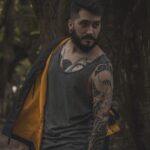 Ismael Prego Instagram - Echo de menos mi barba. Pero, en realidad, es mazo raro. O sea, pensadlo. Pelo creciendo en la cara. Mazo chungo. Pero lo tenemos normalizado. ¿Sabéis lo que nunca debemos normalizar? La gente que le echa ketchup a los kebabs, o la gente que se corta las uñas en los vestuarios de los gimnasios, o los que van a la playa y suben una foto diciendo “sufriendo”. A esos ni agua.
