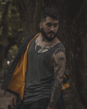 Ismael Prego Instagram - Echo de menos mi barba. 
Pero, en realidad, es mazo raro. O sea, pensadlo. Pelo creciendo en la cara. Mazo chungo. Pero lo tenemos normalizado. 
¿Sabéis lo que nunca debemos normalizar? La gente que le echa ketchup a los kebabs, o la gente que se corta las uñas en los vestuarios de los gimnasios, o los que van a la playa y suben una foto diciendo “sufriendo”. 
A esos ni agua.