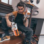 Ismael Prego Instagram - Las nuevas #NerfUltra no solo son las más potentes, rápidas y precisas. Sino que además también conjuntan con mi outfit de granjero con 5 animales a cargo. Gracias por los bichos @nerfspain, ahora puedo defender mis tierras en condiciones.