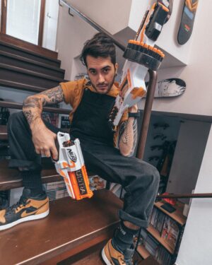 Ismael Prego Instagram - Las nuevas #NerfUltra no solo son las más potentes, rápidas y precisas. Sino que además también conjuntan con mi outfit de granjero con 5 animales a cargo.
Gracias por los bichos @nerfspain, ahora puedo defender mis tierras en condiciones.