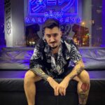 Ismael Prego Instagram - Hace poco cumplimos nuestro primer año en @dakubarbershop, así que he decidido hacerme un pequeño cambio de look para celebrarlo. Cortesito empresario by @rcruuz No ha sido un año fácil para emprender, pero estamos muy contentos de seguir aquí dejándoos a todos/as guapísimos. PD: Muchas gracias a @lightsandwires por ese pedazo de neón que alumbra toda la Calle Marina desde la la esquina de nuestra barbería. Dāku Barbershop