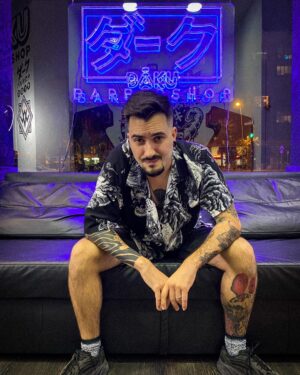 Ismael Prego Instagram - Hace poco cumplimos nuestro primer año en @dakubarbershop, así que he decidido hacerme un pequeño cambio de look para celebrarlo. 

Cortesito empresario by @rcruuz 

No ha sido un año fácil para emprender, pero estamos muy contentos de seguir aquí dejándoos a todos/as guapísimos. 

PD: Muchas gracias a @lightsandwires por ese pedazo de neón que alumbra toda la Calle Marina desde la la esquina de nuestra barbería.