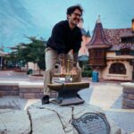 Ismael Prego Instagram - De cuando fui a Disney hace unas semanas. A ver si reconocéis de qué película es cada elemento de las fotos. Gracias @disneylandparis @disneyspain por la invitación. #disneyhotels