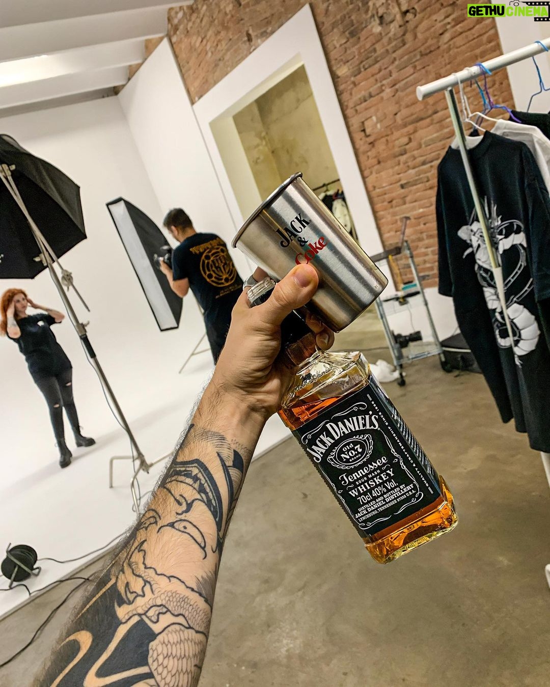 Ismael Prego Instagram - Cualquier momento es bueno para compartir un Jack & Coke, el pasado viernes tuvimos que hacer la sesión de fotos para oni y me dispuse a animarla un poquito. Os traigo un sorteo del pack de la colaboración entre dos marcas icónicas Jack Daniel 's y Coca-Cola, con las que disfrutar de grandes momentos junto a tus amigos más auténticos y hacer que cada momento valga la pena #MakeItCount Si queréis conseguir un pack como el que a mi me han enviado, lo único que tenéis que hacer es: Seguir la cuenta @jackdaniels_es Dar “ME GUSTA” al post del sorteo en la cuenta de Jack Daniel’s Comentar con qué 2 amigos os haríais un Jack & Coke ¡Mucha suerte y a disfrutar! @JACKDANIELS_ES / #JACKANDCOKEANDFRIENDS / #MAKEITCOUNT / #PUBLI / #18+