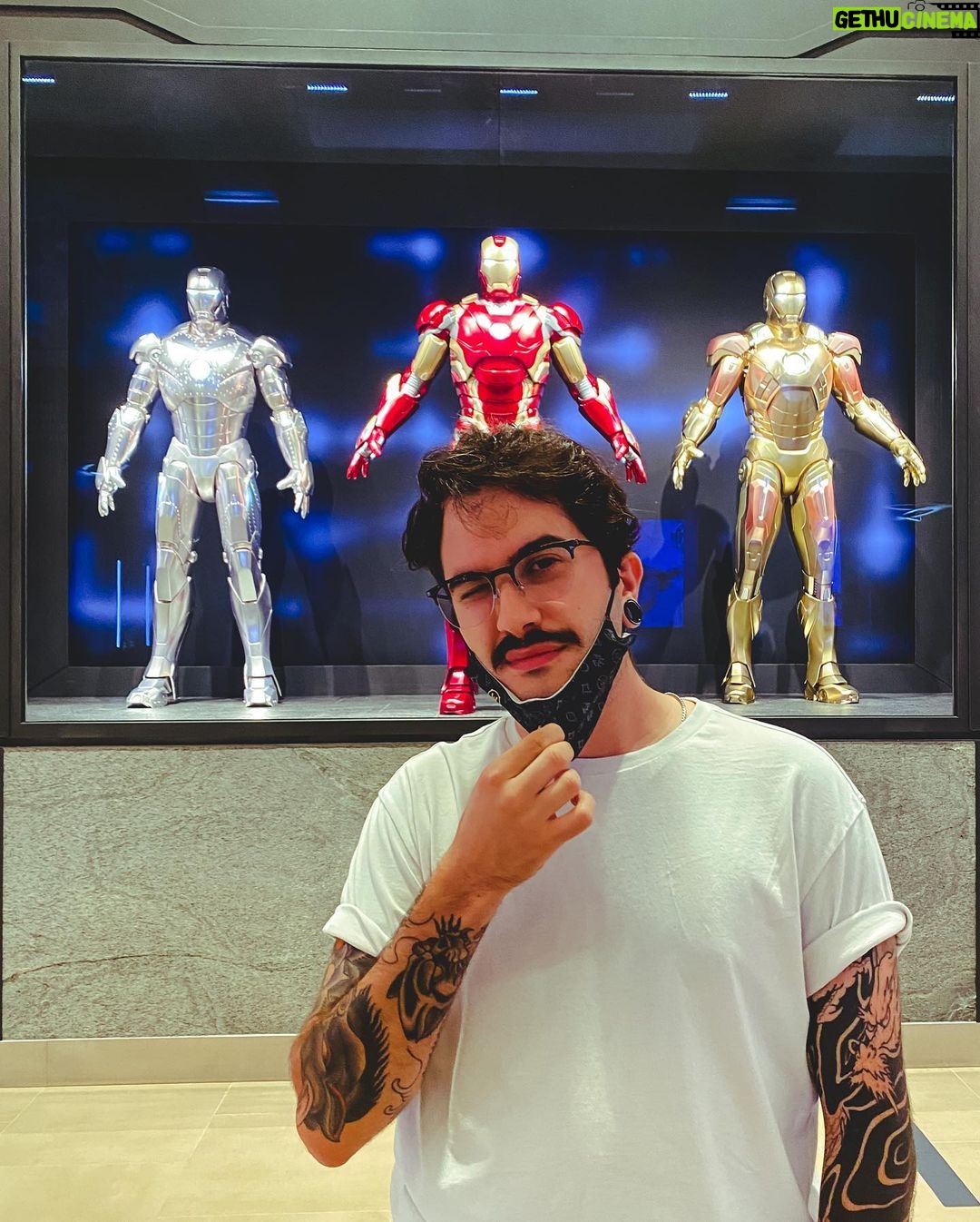Ismael Prego Instagram - Estos últimos días los he vivido rodeado de muchas de mis cosas favoritas en el #ArtOfMarvelHotel en @disneylandparis. Todavía tengo muchas fotos y vídeos que enseñaros así que preparaos para un buen spam a lo largo de los próximos días. Lo siento pero cada rincón del hotel merecía ser fotografiado 🥲 PD: Mil gracias a Marvel y Disney España por hacerlo posible. #DisneyHotel