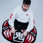 Ismael Prego Instagram - DARUMA Uno de los más conocidos amuletos de la cultura japonesa. Quien tiene un propósito y obtiene un Daruma debe pintarle uno de sus ojos y trabajar duro para conseguirlo. Una vez logrado, y en señal de agradecimiento, se le debe pintar el ojo restante. Es importante no confundir el término propósito con el deseo. Nuestro objetivo debe de ser algo realista que podamos conseguir con esfuerzo y dedicación. Y es que la filosofía detrás de este amuleto es que siempre y cuando nos esforcemos, nuestros objetivos terminan cumpliéndose. Nuevo drop en @oniclothingcom Compra en www.ONICLOTHING.com