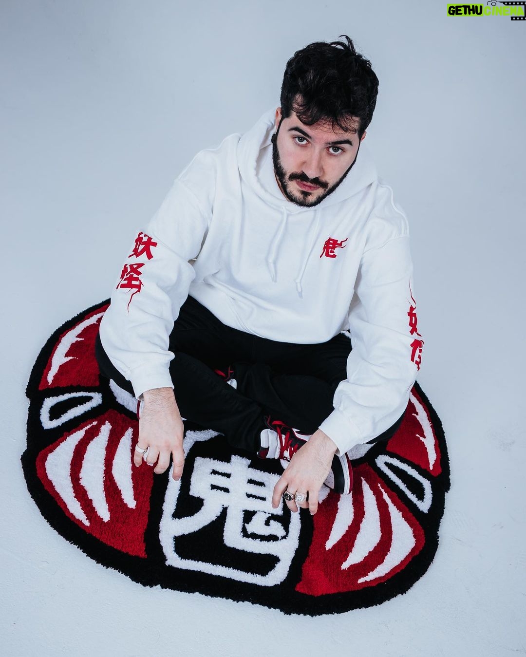 Ismael Prego Instagram - DARUMA Uno de los más conocidos amuletos de la cultura japonesa. Quien tiene un propósito y obtiene un Daruma debe pintarle uno de sus ojos y trabajar duro para conseguirlo. Una vez logrado, y en señal de agradecimiento, se le debe pintar el ojo restante. Es importante no confundir el término propósito con el deseo. Nuestro objetivo debe de ser algo realista que podamos conseguir con esfuerzo y dedicación. Y es que la filosofía detrás de este amuleto es que siempre y cuando nos esforcemos, nuestros objetivos terminan cumpliéndose. Nuevo drop en @oniclothingcom Compra en www.ONICLOTHING.com