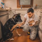 Ismael Prego Instagram - GANADORA: @juana_montana Impactantes imagenes del momento en el que le expliqué a mi perro que no volvería a comer pienso todos los días. Lamentablemente a Blacky le da igual lo que le diga, en cuanto le preparo uno de sus menús diarios ya tan solo le importa devorarlo. Si queréis probar @dogfydiet estáis de suerte, ya que voy a sortear 3 meses de comida gratis para uno de vuestros peludos. ¿Qué tenéis que hacer para participar? 1. Seguir a @dogfydiet y a @wismichu 2. Etiquetar a dos amigos a quienes les pueda interesar 3. Compartir en stories etiquetando a @dogfydiet y a mi para tener más posibilidades de ganar. *Este viernes anunciamos el ganador.* *Para los que no ganéis tenéis el código de descuento WISMICHU10 con el que conseguiréis un 10% de descuento* PD: si además en las storys subís una foto de vuestros peludos, yo os daré puntos extra #ad