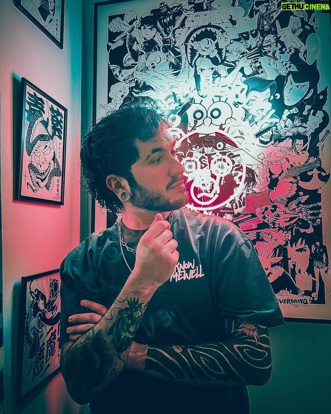 Ismael Prego Instagram - SORTEO TERMINADO, GANADORA @aidasmiler Una de mis cosas favoritas que tengo por casa es este “Have a Nice Day” de @youknowmewell. ¿Os mola? Pues prestad atención porque estamos SORTEANDO una versión “little”. Os pongo en situación; hace dos años me perdí por Portugal y acabé en una galería de arte llena de collages con neones. Soy algo así como una polilla, me ponen lucecitas delante y voy de cabeza. Me flipó todo lo que vi, un montón de referencias populares con neones. Esa mierda estaba hecha para mi. Tenía que conseguir una de sus obras. Y así fue. Además de ello, también pude conocer a la persona que hay detrás y tomarme unas copas con el hace unos meses. Todo un viaje la verdad. El tema es que hace poco ha sacado unas versiones más accesibles de su obra, de la misma calidad y en cajas de metacrilato. Y en este post vamos a sortear una. Lo único que tenéis que hacer para participar es lo siguiente ➡️Seguir a @youknowmewell en su perfil ➡️Darle like a la foto y compartirla en stories ➡️Comentar nombrando algún personaje que reconozcáis dentro del collage y mencionando a dos amigos (Ojo que a los que encontréis los personajes más escondidos os daré puntos extra) Eso es todo. ¡Mucha suerte!
