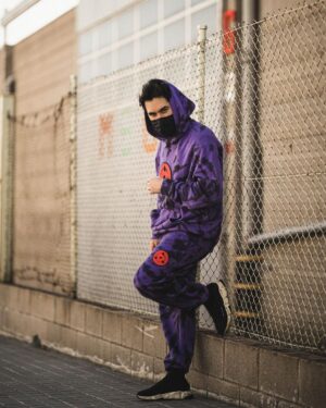 Ismael Prego Instagram - No recuerdo que los Uchiha vistieran así 🤔
Hoy os traigo un sorteo de la mano de @bershka y su nueva colección inspirada en Naruto! 

Podeis conseguir un pack de la colección y una tarjeta regalo de 100€.

Para participar:
- Sígueme y sigue a @bershka
- Deja tu comentario en el post diciendo a que te huele la foto y menciona a tu colega otaku que necesita una ducha urgentemente.
- Dale like a mi foto en la cuenta de @bershka
¡Suerte!🔥

Fotos by @adrisunner_co