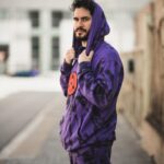Ismael Prego Instagram - No recuerdo que los Uchiha vistieran así 🤔 Hoy os traigo un sorteo de la mano de @bershka y su nueva colección inspirada en Naruto! Podeis conseguir un pack de la colección y una tarjeta regalo de 100€. Para participar: - Sígueme y sigue a @bershka - Deja tu comentario en el post diciendo a que te huele la foto y menciona a tu colega otaku que necesita una ducha urgentemente. - Dale like a mi foto en la cuenta de @bershka ¡Suerte!🔥 Fotos by @adrisunner_co Konoha