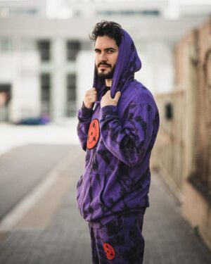 Ismael Prego Instagram - No recuerdo que los Uchiha vistieran así 🤔
Hoy os traigo un sorteo de la mano de @bershka y su nueva colección inspirada en Naruto! 

Podeis conseguir un pack de la colección y una tarjeta regalo de 100€.

Para participar:
- Sígueme y sigue a @bershka
- Deja tu comentario en el post diciendo a que te huele la foto y menciona a tu colega otaku que necesita una ducha urgentemente.
- Dale like a mi foto en la cuenta de @bershka
¡Suerte!🔥

Fotos by @adrisunner_co