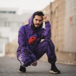 Ismael Prego Instagram - No recuerdo que los Uchiha vistieran así 🤔 Hoy os traigo un sorteo de la mano de @bershka y su nueva colección inspirada en Naruto! Podeis conseguir un pack de la colección y una tarjeta regalo de 100€. Para participar: - Sígueme y sigue a @bershka - Deja tu comentario en el post diciendo a que te huele la foto y menciona a tu colega otaku que necesita una ducha urgentemente. - Dale like a mi foto en la cuenta de @bershka ¡Suerte!🔥 Fotos by @adrisunner_co Konoha